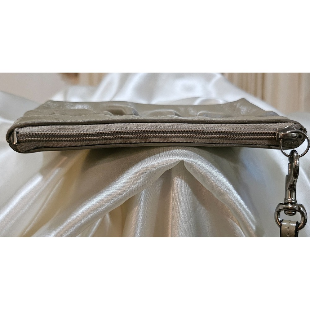Coach Dark Cream or Beige Pleated Wristlet Patent Leather/Teal Interior - Picture 6 of 7